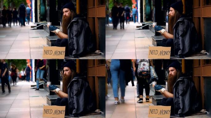 无家可归的人带着 “需要钱” 的纸板，在拥挤的街道上乞讨