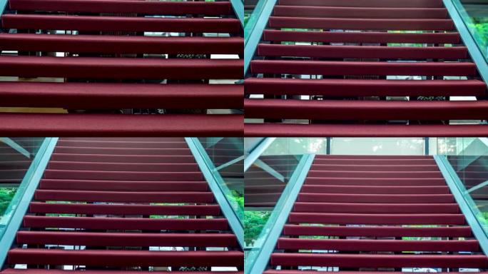 红地毯地板上的现代楼梯，带防护玻璃围栏