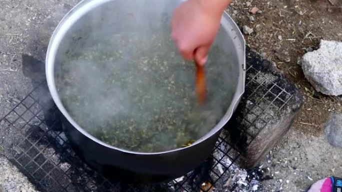 Madı mak大型花盆正在烹饪，madı mak食物作为新鲜草消耗，虎杖草到火鸡，