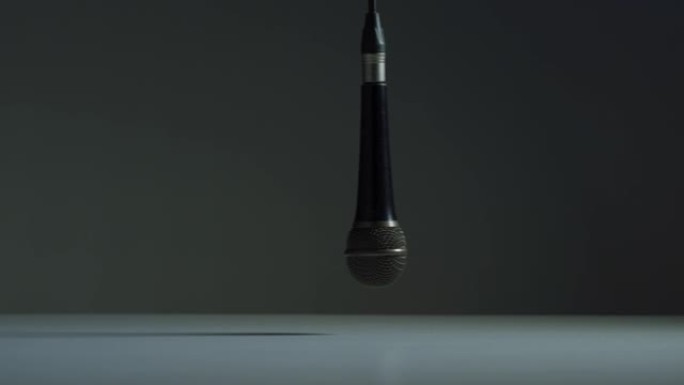 麦克风在黑暗的房间里摇摆