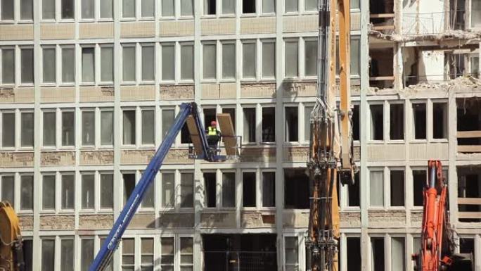 建筑拆除现场有工人的建筑平台升降机