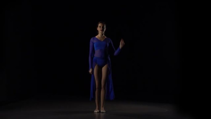 芭蕾舞演员跳现代芭蕾舞剧。慢动作
