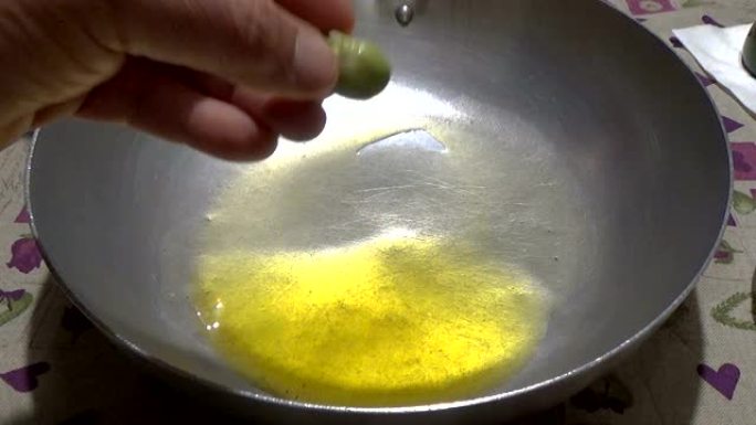 洋葱调味料和橄榄油油炸新鲜蚕豆。