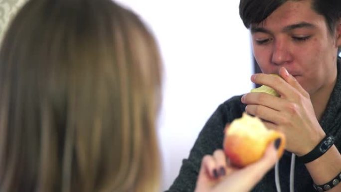 女孩和男孩吃苹果