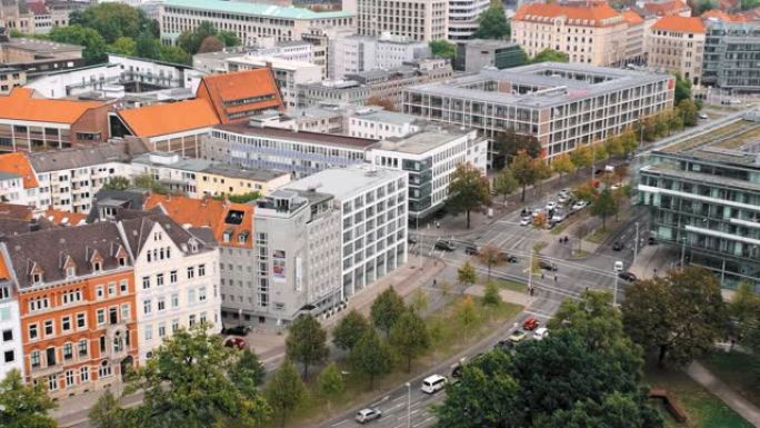 德国汉诺威鸟瞰。现代建筑与古代建筑的结合。老城区背景下的现代住宅。在道路的框架里，汽车。慢动作