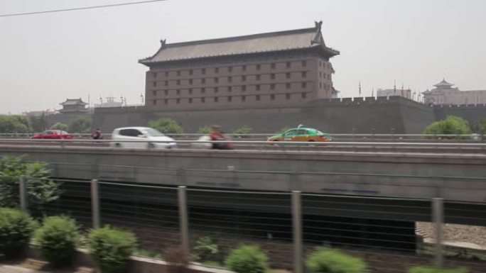 西安城墙形式移动列车，陕西西安，中国。