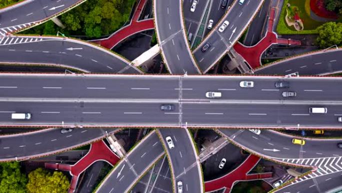 高速公路交叉口形状字母x十字的鸟瞰图。交通概念中的桥梁、道路或有树的街道。中国上海市城市建筑结构形状