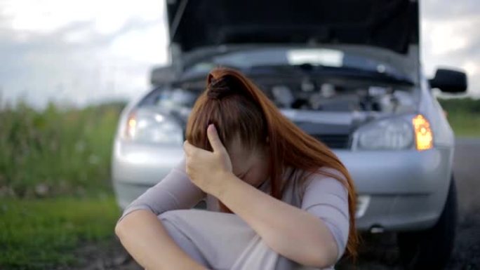 生活方式的女人哭着说一辆破车，在路上等待帮助、事故和故障