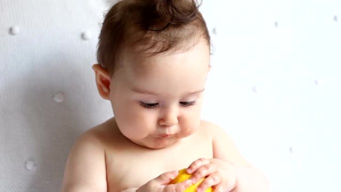 婴儿吃柠檬的肖像