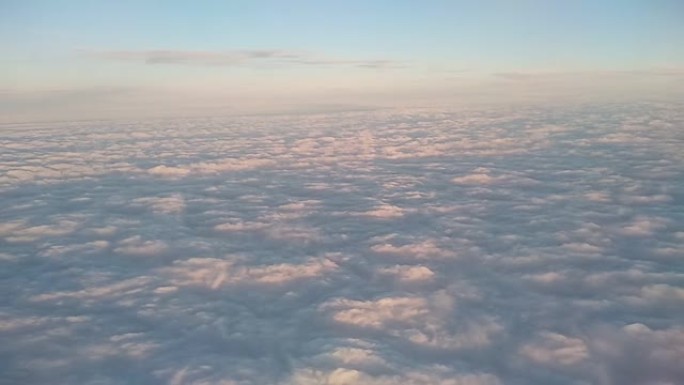 从飞机舷窗看云层