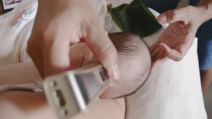 男婴在出生或理发时剃毛。