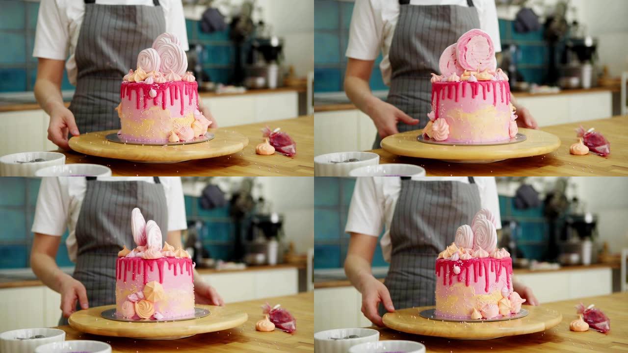 面目全非的糕点厨师旋转支架，配有新鲜制作的粉色滴水蛋糕，装饰有奶油糖霜、手工蛋白酥皮和糖珍珠