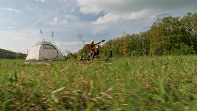 快乐的年轻女子游客在大自然露营。在阳光明媚的日子里享受户外。