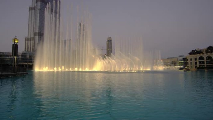 迪拜黄昏喷泉的喷水器