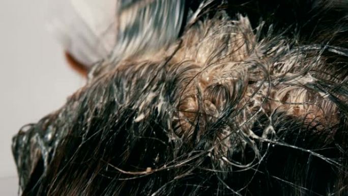 女性根部的白发，本身用特殊的油漆和刷子染发