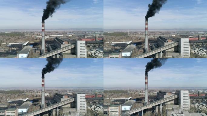 煤站管道冒黑烟。燃煤电厂的前视图