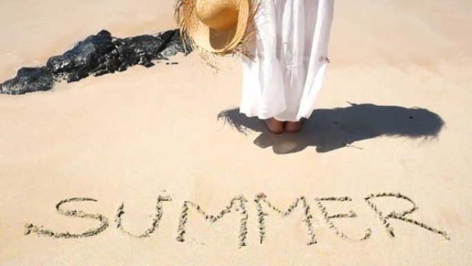 暑假和假期的概念，在阳光明媚的完美日子里，沙子上写着这个词 -- 海浪来了，把它删掉 -- 无法辨认