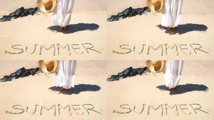暑假和假期的概念，在阳光明媚的完美日子里，沙子上写着这个词 -- 海浪来了，把它删掉 -- 无法辨认