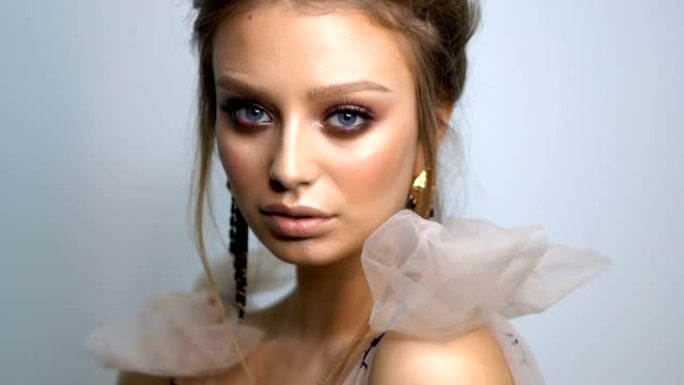 美丽肖像模特脸与明亮的蓝色眼睛皮肤护理概念。