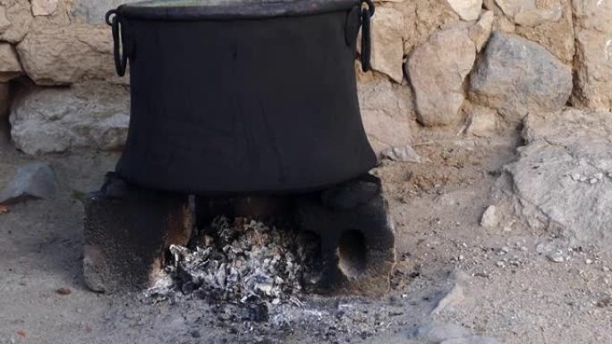 大型铜锅炉烧水，大型锅炉停在炊具上，