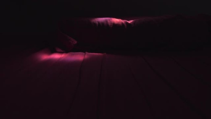 早晨的阳光在粉红色的床上幻灯片拍摄
