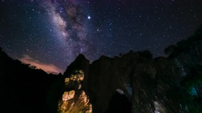 柔佛州Mersing悬崖上的银河。