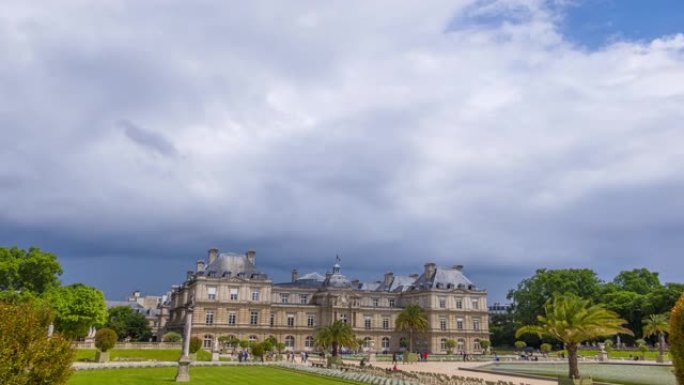巴黎卢森堡宫上空的大雨云。时间流逝