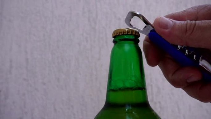 开瓶器的慢动作打开瓶子的盖子。