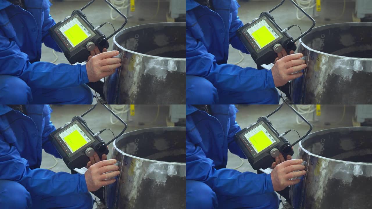 工厂工人对管道焊缝的超声波检查