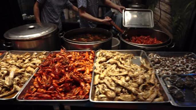 上海寿宁路美食街的各种小龙虾托盘。