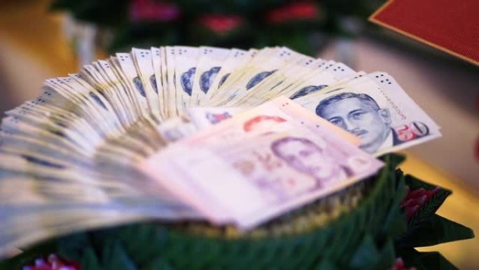 在泰国订婚或婚礼的一部分中，用新加坡元钞票进行泰国嫁妆。