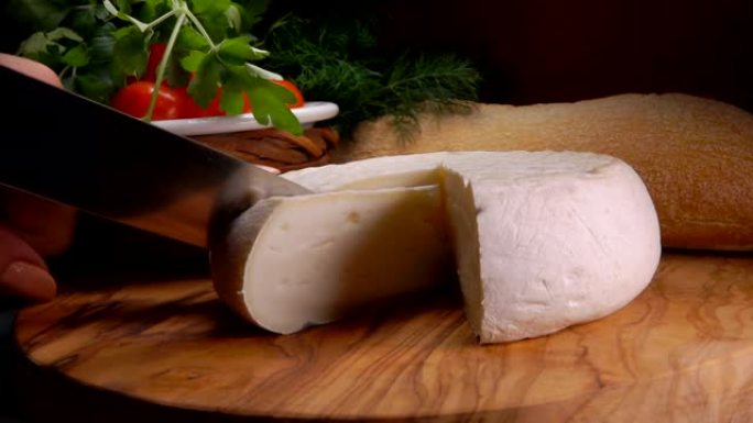 刀雕刻了法国圆形奶酪的一部分