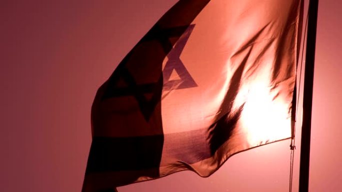黎明曙光中的以色列国旗