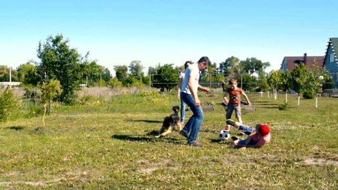 孩子们在乡下和爸爸一起踢足球慢动作