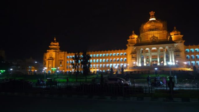 夜晚的时间照亮了班加罗尔城著名的宫殿交通街道全景4k印度