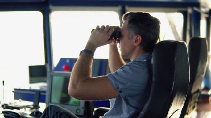 航海员在驾驶室值班时