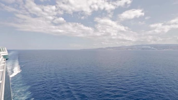 风平浪静的海空碧蓝的帆船