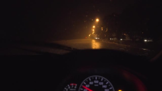 在大雨中行驶