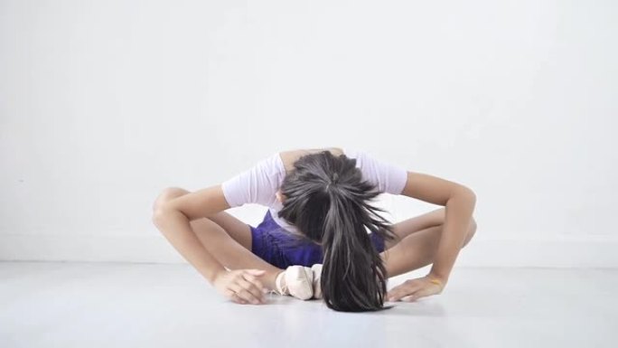 地板和白色背景上的亚洲芭蕾舞女孩，生活方式概念。