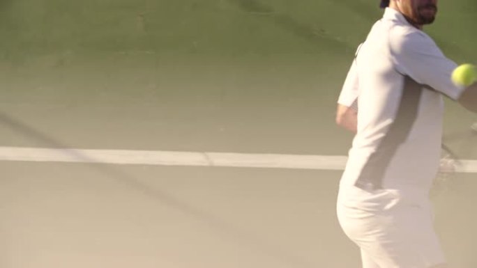 男子在硬地球场打网球