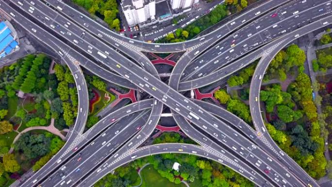 高速公路交叉口鸟瞰图的时间流逝，形状字母x十字。交通概念中的桥梁、有树的道路。中国上海市城市建筑结构