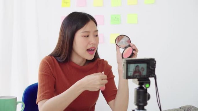 亚洲女性美容博主/vlogger通过互联网在线直播直播进行化妆化妆教程教学