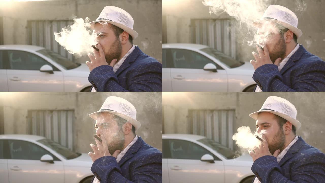 一名戴着帽子穿着西装的大胡子男子在慢镜头下抽着雪茄。
