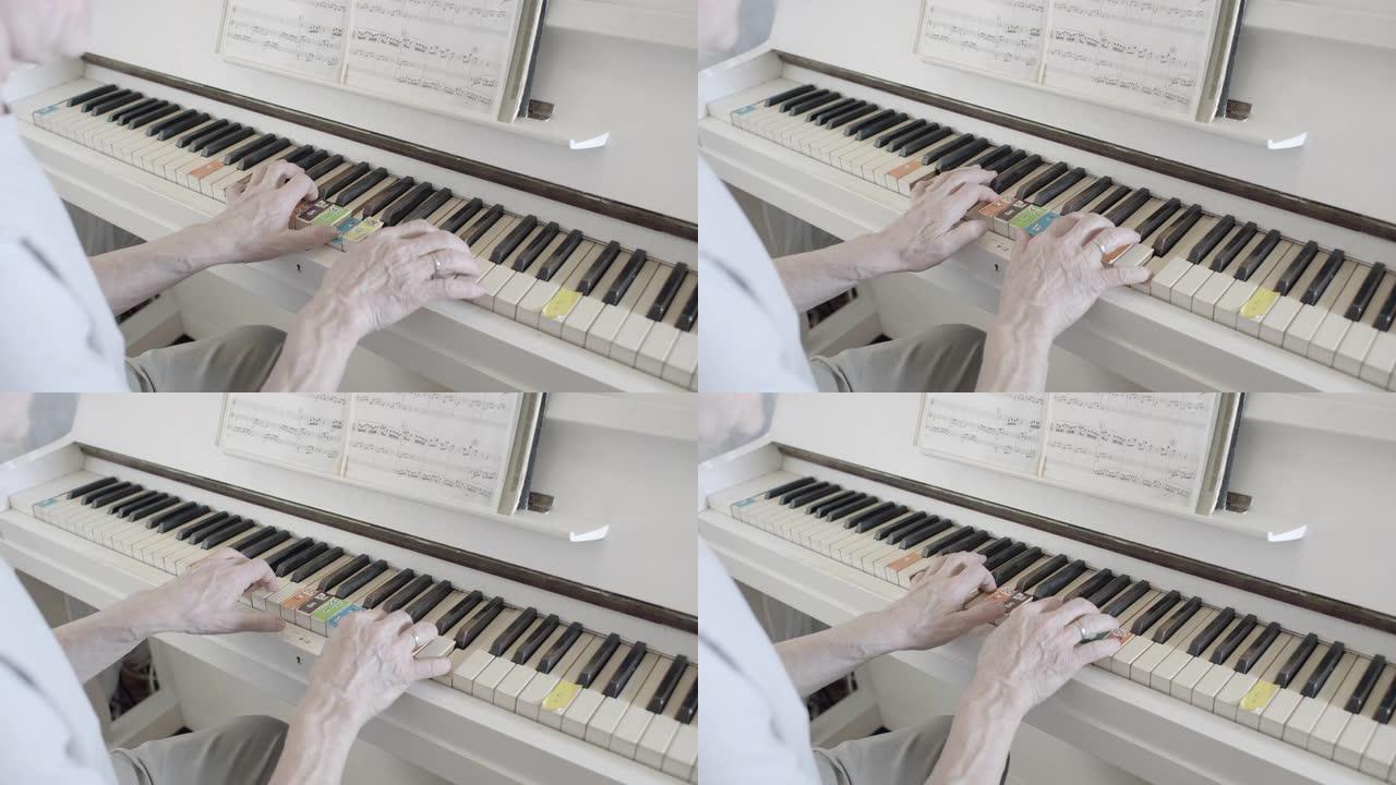 观看高级手弹钢琴。