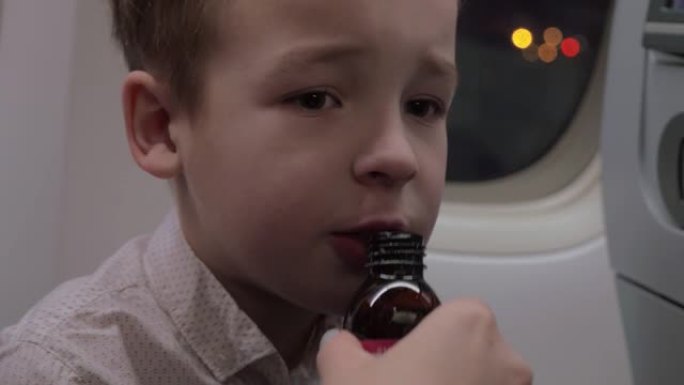 飞机上的孩子吃药