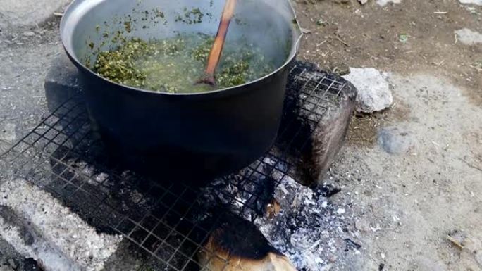 Madı mak大型花盆正在烹饪，madı mak食物作为新鲜草消耗，