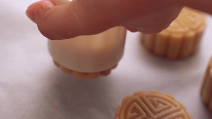 女人为传统节日制作自制广东月饼