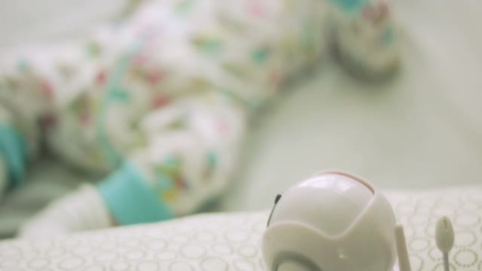婴儿监视器的特写和婴儿在床上的慢动作