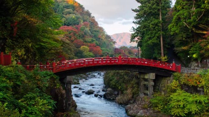 4k放大延时新京大桥在秋季，日光，日本。