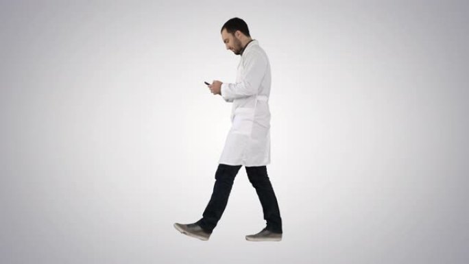 使用智能手机行走医疗专业人员，在渐变背景上做出动作手势